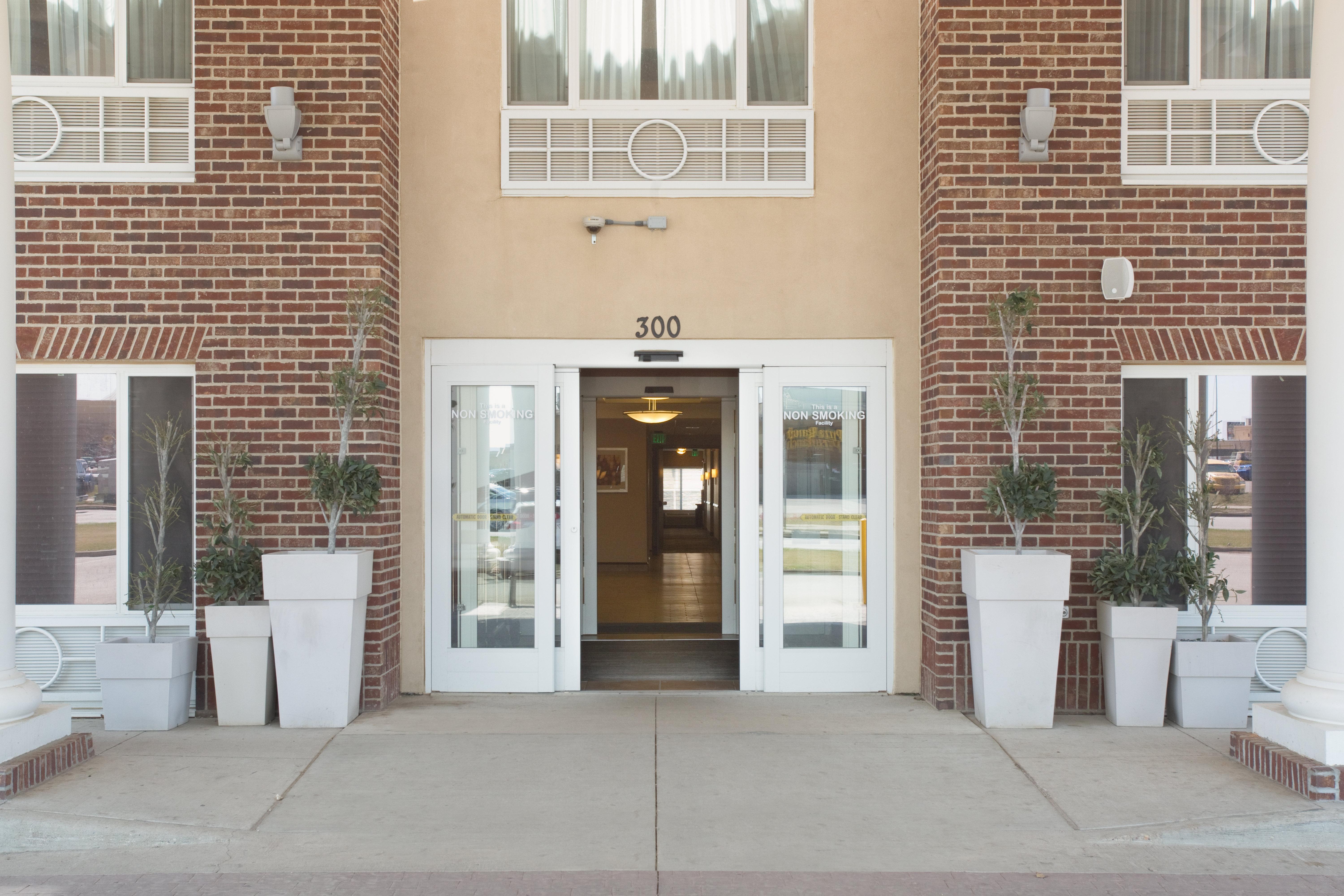 Holiday Inn Express Hotel & Suites Minot South By Ihg Exterior foto