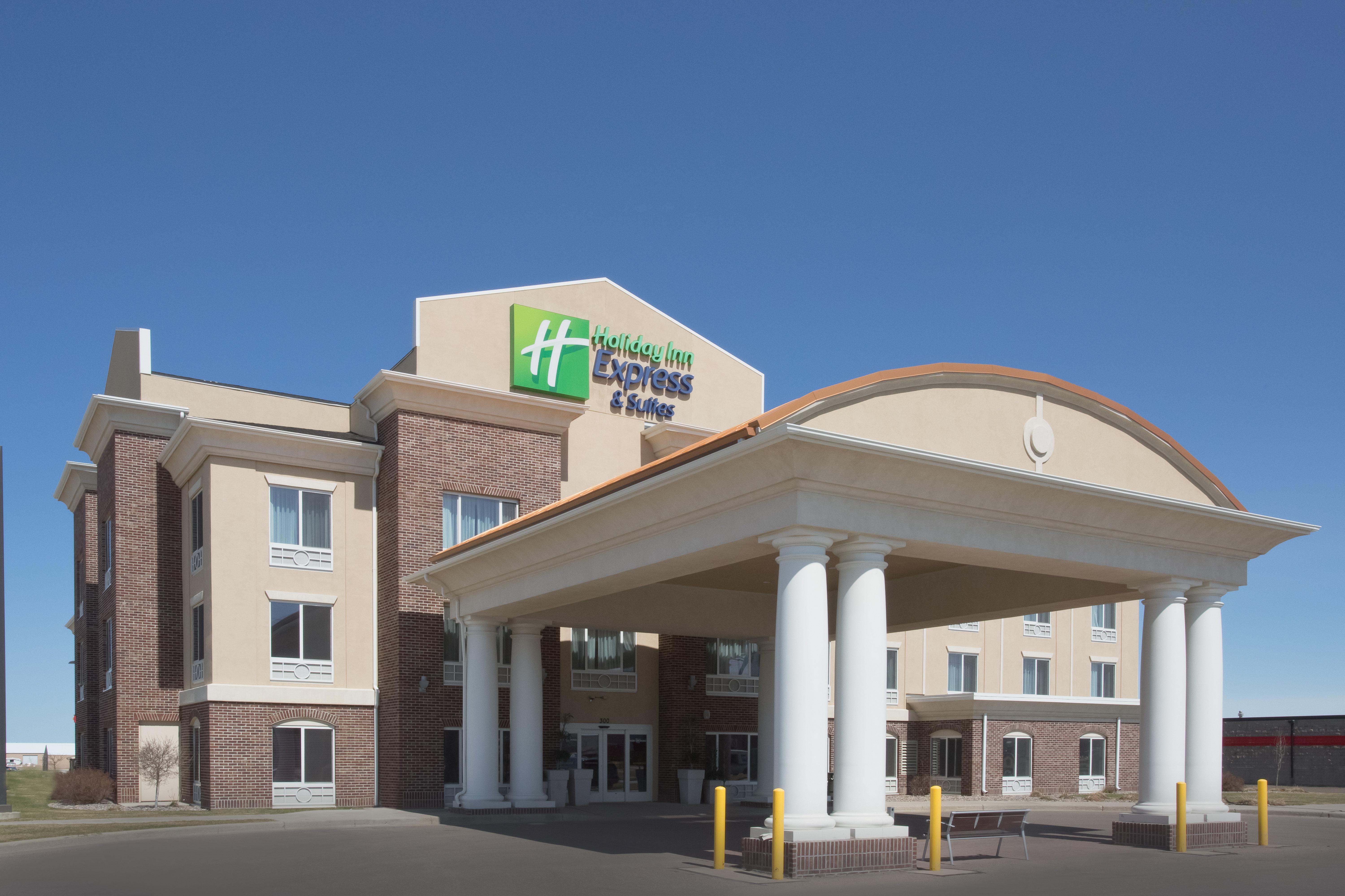 Holiday Inn Express Hotel & Suites Minot South By Ihg Exterior foto