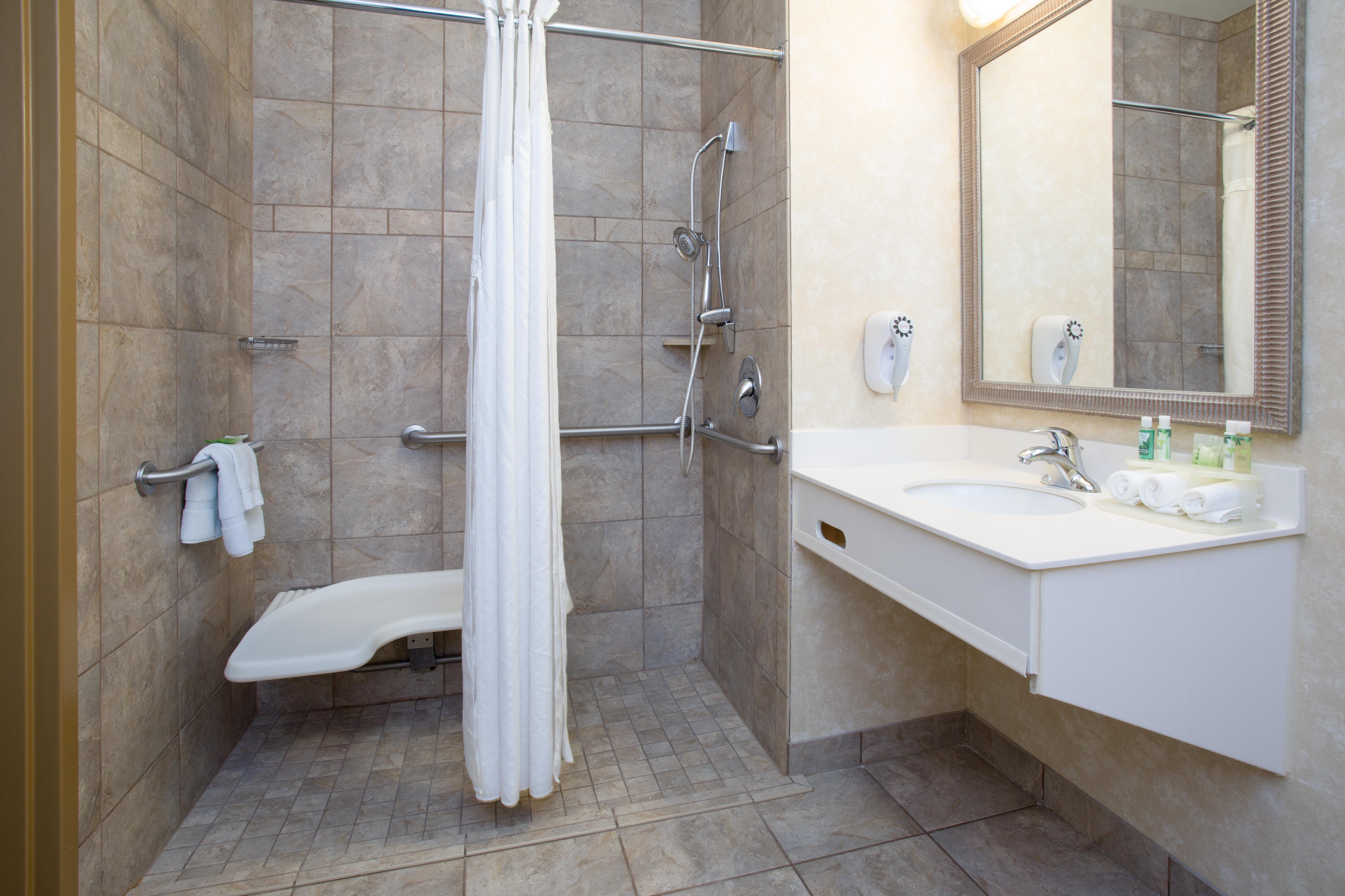 Holiday Inn Express Hotel & Suites Minot South By Ihg Exterior foto
