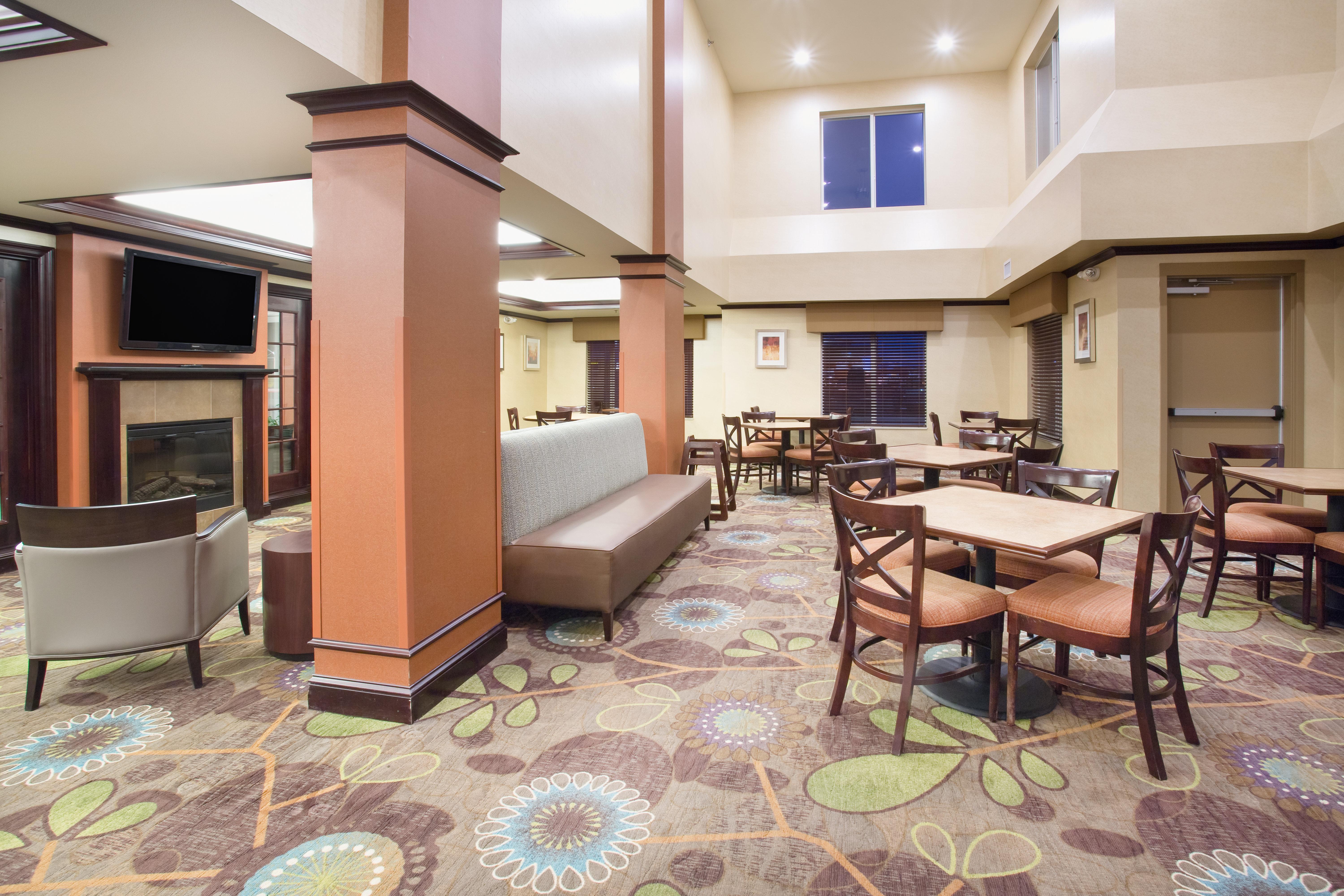 Holiday Inn Express Hotel & Suites Minot South By Ihg Exterior foto
